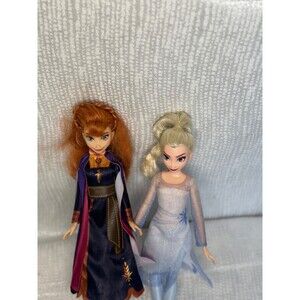 Disney, Frozen, 2016 Elsa  and 2018 Anna ( jointed legs) , dolls/ figures